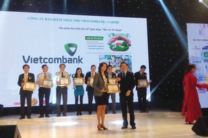 Bà Yong Lai Yin, Tổng giám đốc VCLI nhận giải thưởng Tin và Dùng 2015