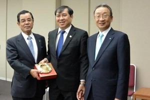 Chủ tịch UBND thành phố Đà Nẵng Huỳnh Đức Thơ (giữa) và ông Kyohei Takahashi, Chủ tịch Showa Denko và ông Kuniharu Nakamura, Chủ tịch Tập đoàn Sumitomo tại buổi làm việc ngày 10/11