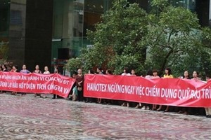 Cư dân ở chung cư Sky City, 88 Láng Hạ, quận Đống Đa căng băng rôn yêu cầu chủ đầu tư là Công ty TNHH Hanotex ngừng chiếm dụng phí bảo trì chung cư