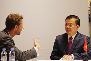 Bộ trưởng Đinh Tiến Dũng trả lời phỏng vấn báo chí Mỹ tại Hội nghị xúc tiến đầu tư diễn ra ở New York, tháng 7/2015