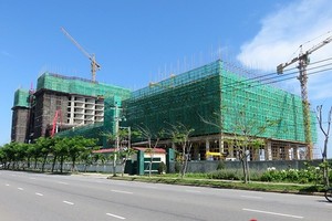 Khách sạn JW Marriott (đối diện sân bay Nước Mặn) do Công ty Sliver Shores (có lãnh đạo là người Trung Quốc) làm chủ đầu tư; Công ty Sichuan Huashi (Trung Quốc) làm tổng thầu (Ảnh: HC)