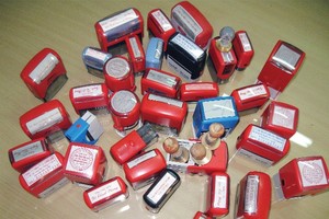 Từ ngày 8/12/2015, phòng giao dịch được tiếp tục sử dụng con dấu của phòng, hay phải dùng con dấu của chi nhánh, hội sở ngân hàng?