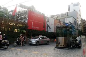 Đường vào Dự án Sky City 88 Láng Hạ luôn là “điểm đen” tắc đường.
ảnh: Trọng Tuyến