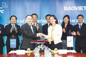 Ông Nguyễn Quang Phi - Tổng giám đốc Tập đoàn Bảo Việt và bà Đinh Thị Quỳnh Vân - Tổng giám đốc PwC ký kết hợp tác