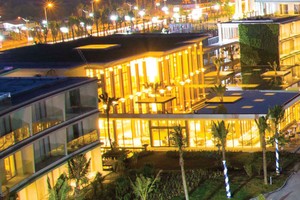 Biển miền Trung ngày càng… “chật chội”