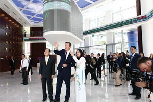 Chủ tịch HĐQT và Tổng giám đốc HOSE giới thiệu một số hoạt động của Sở với Thủ tướng Anh David Cameron (7/2015) - Ảnh: Lê Toàn