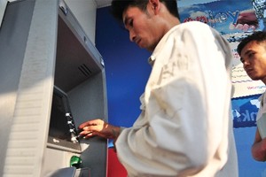 Đến ngày 2/12, gần 300 người lao động tại Công ty Long Vân đã được nhận lương của tháng 10