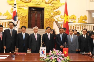 Thủ tướng Chính phủ Nguyễn Tấn Dũng chứng kiến Lễ ký chính thức Hiệp định Thương mại tự do Việt Nam – Hàn Quốc (VKFTA) ngày 5/5/2015 tại Hà Nội