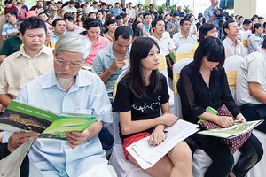 Đợt mở bán sản phẩm đất nền Dự án Him Lam Phú Đông thu hút hàng trăm khách hàng tham dự. Ảnh: Tăng Triển