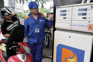 Giá dầu thế giới đã giảm 40% trong năm 2015, nhưng giá bán lẻ xăng dầu trong nước chỉ giảm từ 12-30%
