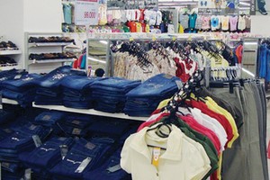 Quang cảnh đìu hiu của một gian hàng tại TTTM Lotte Tây Sơn
