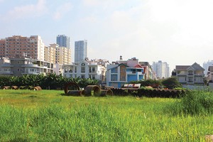 Những bất cập trong quy định đền bù giải tỏa khiến nhiều dự án phải trùm mền. Ảnh: Lê Toàn