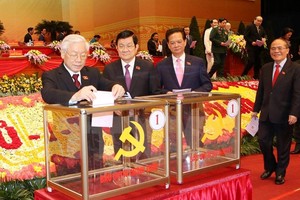 Các đồng chí lãnh đạo Đảng, Nhà nước và đại biểu bỏ phiếu bầu Ban Chấp hành Trung ương Đảng khóa XII. (Ảnh: TTXVN)