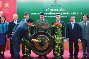 Bộ trưởng Bộ Tài chính Đinh Tiến Dũng cùng Chủ tịch UBND TP. Hà Nội Nguyễn Đức Trung tham dự Lễ khai trương phiên giao dịch đầu năm 2016 tại HNX