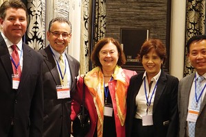 Chủ tịch VSD và Chủ tịch HNX gặp những người bạn Mỹ tại hội nghị xúc tiến đầu tư tại New York, tháng 7/2015
