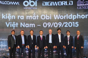 Ông Đoàn Hồng Việt, CEO DGW (đứng thứ 3 từ trái sang) và ông John Sculley, cựu CEO Apple trong sự kiện ra mắt sản phẩm Obi tại Việt Nam