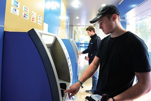 Ngân hàng nước ngoài cũng đang tạo sức ép lên hoạt động bán lẻ nhà băng trong nước