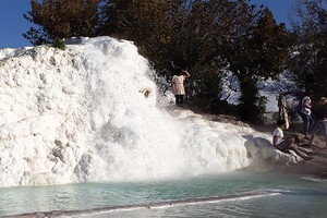 Suối khoáng nóng tại Lâu đài bông Cotton Castle