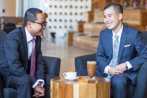 Ông Lý Nhơn, Phó tổng giám đốc Tài chính (bên phải) và ông Lê Thành Nam, chuyên gia định phí được chỉ định của Công ty Bảo hiểm AIA Việt Nam là hai trong số ít các chuyên gia định phí trên thị trường bảo hiểm nhân thọ Việt Nam