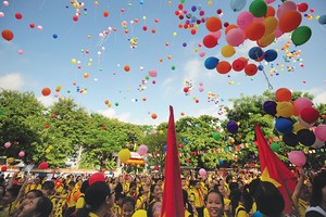 Trong nền kinh tế lấy tri thức làm nguồn lực chủ yếu thì dân tộc ta có ưu thế, bởi năng lực trí tuệ của học sinh Việt Nam trong các trường tiểu học và đại học không thua kém học sinh các nước khác.
