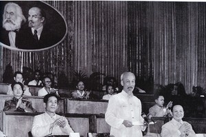 Chủ tịch Hồ Chí Minh tại Đại hội Đảng toàn quốc lần thứ III (9/1960), thông qua Kế hoạch 5 năm lần thứ nhất. Giai đoạn này, Người đã nêu nhiều tư tưởng đổi mới trong xây dựng, phát triển đất nước