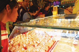 Sắc vàng óng ánh của vàng đại diện cho sự may mắn, giàu sang, được người dân ưu chuộng ngày đầu năm