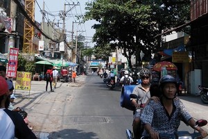 Cảnh báo ùn tắc ở những con đường chồng chất chung cư