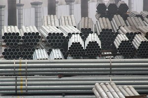 Bộ Công thương vẫn đang thu thập thông tin để đánh giá tổng thể, trước khi đưa ra kết luận cuối cùng trong việc áp thuế phòng vệ với phôi thép nhập khẩu