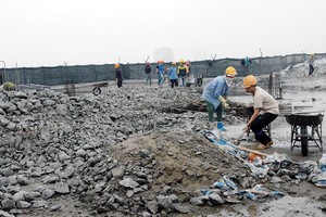 Sau hơn 5 tháng kể từ khi phát hiện sai phạm và chỉ đạo của Chính phủ, việc tháo dỡ phần sai phạm tại Dự án 8B Lê Trực mới được thực hiện. Ảnh: Dũng Minh