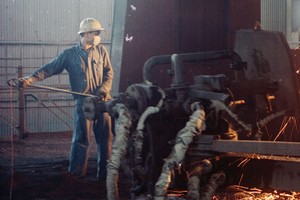 Giá thép tăng, tại cả anh lẫn ả!