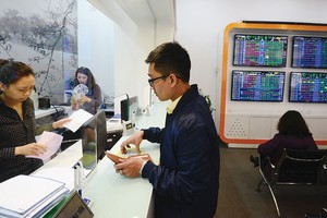 Quản dòng tiền vào thị trường chứng khoán: Cần rộng đường hơn