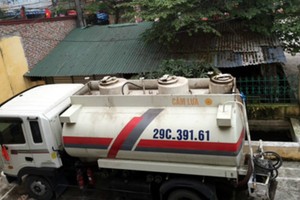 Chiếc xe bồn chở gần 9.000 lít xăng nghi là xăng máy bay không rõ nguồn gốc, xuất xứ. Ảnh: Cơ quan chức năng cung cấp.