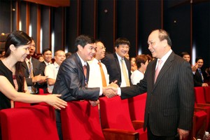 Thủ tướng Nguyễn Xuân Phúc giao lưu với các doanh nhân tại Đại hội đại biểu toàn quốc Hội Doanh nhân trẻ Việt Nam lần thứ V (2014)