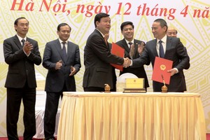 Cái bắt tay chuyển giao trách nhiệm tư lệnh ngành giữa Bí thư Thành ủy Tp.HCM Đinh La Thăng và Bộ trưởng Bộ GTVT Trương Quang Nghĩa