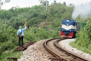 Tàu chậm chạp qua đèo Khe Nét, Quảng Bình - Ảnh: Internet