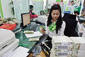 Việc dồn dập thoái vốn ngân hàng lúc này sẽ bất lợi cho giá cổ phiếu, trong khi lâu nay, cổ phiếu ngân hàng đã khó tăng và thị trường chưa thuận lợi để bán ra
