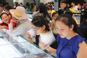 Người dân chen nhau mua vàng ngày Vía Thần tài