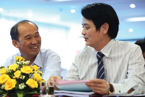 TS. Nguyễn Đức Hưởng và ông Dương Công Minh (bên trái) tại một hội nghị của LienVietPostBank