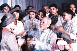 Bác Hồ gặp các cháu thiếu nhi dũng sĩ miền Nam tại Phủ Chủ tịch năm 1968.