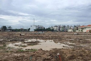 Nhiều khu vực của TP.HCM bị xe nát để phân lô, bán nền.