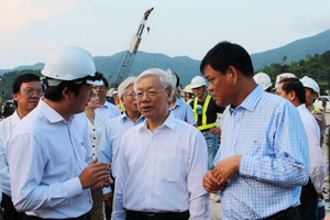 Tổng Bí thư Nguyễn Phú Trọng và Bí thư Tỉnh ủy Phú Yên Huỳnh Tấn Việt (bên phải) thăm công trình Dự án Hầm Đèo Cả