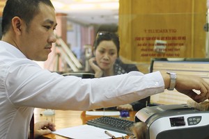 Một trong những lý do là các ngân hàng đang “cõng” trên lưng rất nhiều loại chi phí 