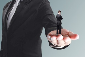 Cổ đông lớn vẫn “bình chân như vại” trước những thắc mắc của cổ đông nhỏ liên quan đến quyền lợi của họ, bởi đã nắm “quyền tự quyết“ trong tay