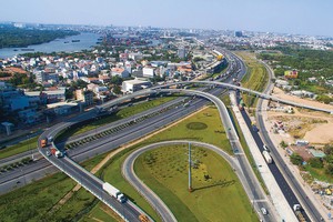 Hạ tầng giao thông TP. HCM đang được đầu tư mạnh, nhưng vẫn chưa theo kịp với sự phát triển rầm rộ của các dự án bất động sản. Ảnh: Lê Toàn