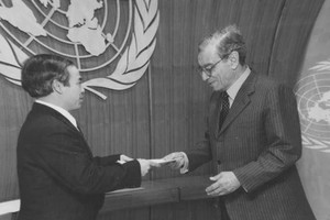 Đại sứ Ngô Quang Xuân trình Thư ủy nhiệm của Chủ tịch nước lên Tổng thư ký Liên hợp quốc Boutros B. Ghali tại Trụ sở Liên hợp quốc, New York, ngày 25/1/1996.