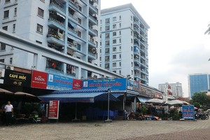 Tầng 1 Tòa Chung cư CT7B, Khu đô thị Văn Quán bị cơi nới thành ki-ốt cho thuê từ nhiều năm nay gây bức xúc trong cư dân. Ảnh: Nguyên Minh