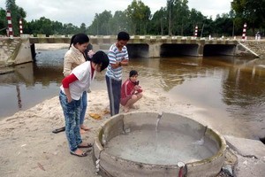 Du khách tham quan Khu Du lịch suối nước nóng Hội Vân.