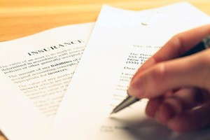 Khách hàng cần đọc kỹ hợp đồng trước khi đặt bút ký