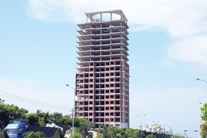 Tòa nhà chung cư cao cấp The Summit Sơn Trà đang làm xấu cảnh quan đô thị vì bỏ hoang quá lâu. Ảnh: H.M