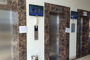 Hai thang máy Tòa HH2D hỏng đã 1 tuần nay và đang đã bị khóa, dán giấy cảnh báo: “Thang máy hỏng đang chờ vật tư thay thế”. Ảnh: Dũng Phạm